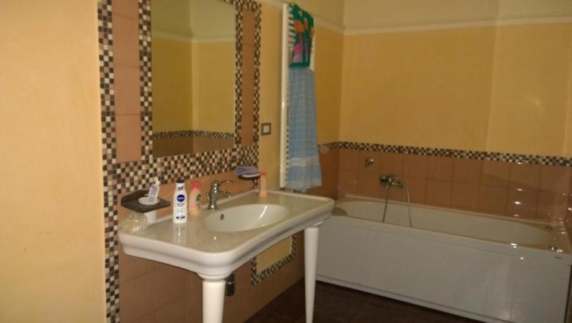 Bagno privato esterno con vasca idromassaggio