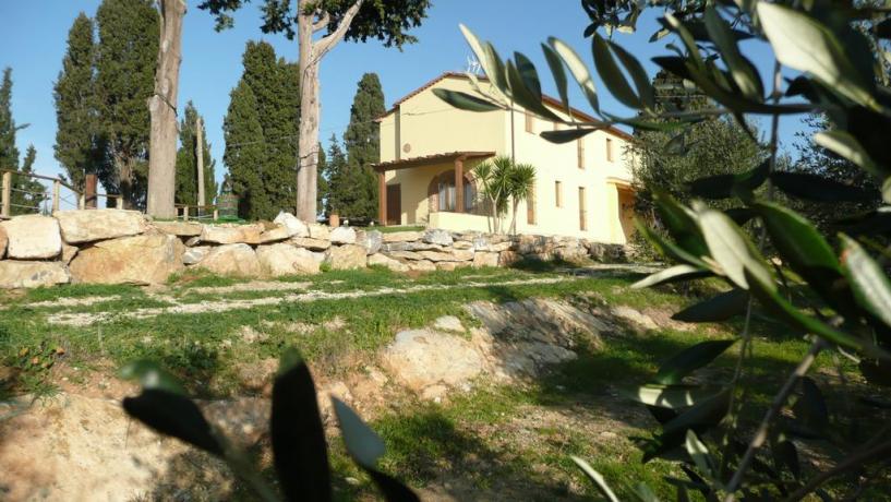 Giardino con muretti in pietra in Toscana