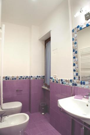 Camera AMETISTA: Bagno con Doccia e Finestra