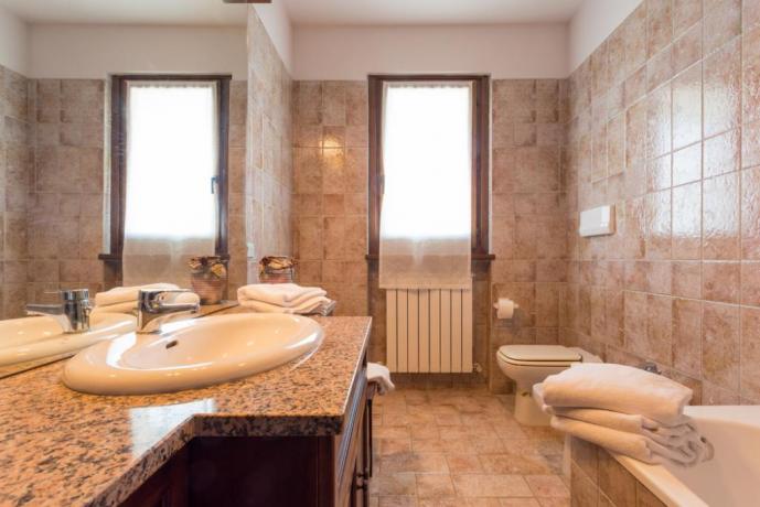 Uno dei 2 bagni con Vasca