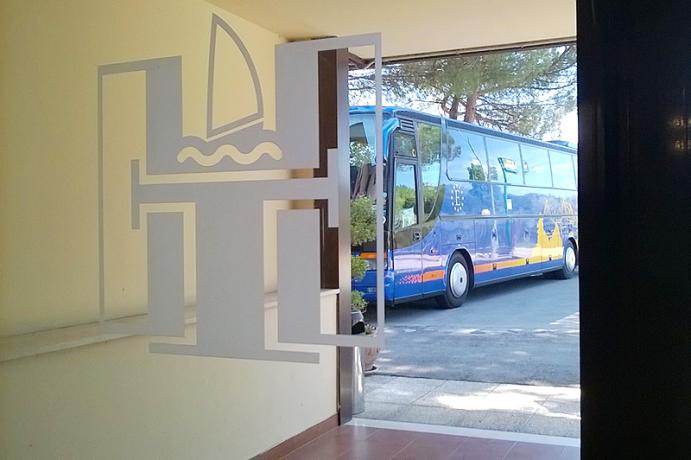 parcheggio-autobus-Hotel-3stelle sul Lago Trasimeno