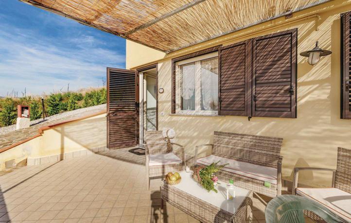 Appartamento-vacanza Laureana Cilento veranda arredata