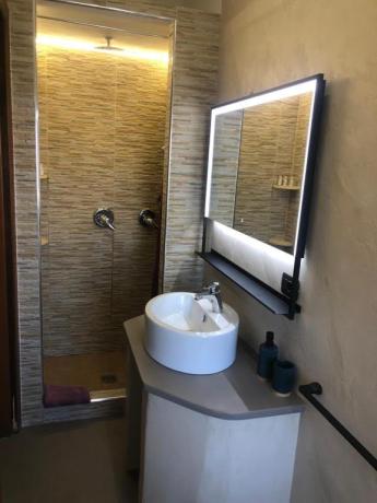 bagno con arredi moderni B&B a Lecce