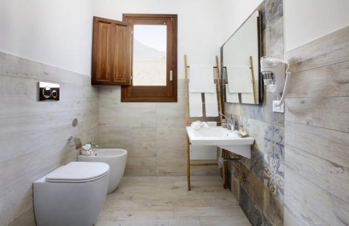 Bagno moderno con asciugacapelli appartamento-vacanze Comfort Sicilia 