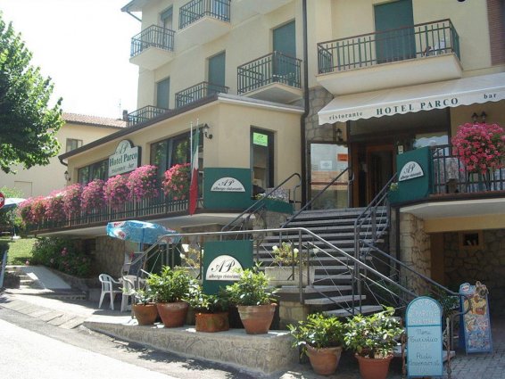 Ingresso hotel Pennabili con bar ristorante