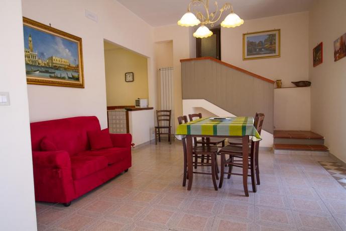 Villa vacanza con soggiorno, divano e tavolo Trecastagni