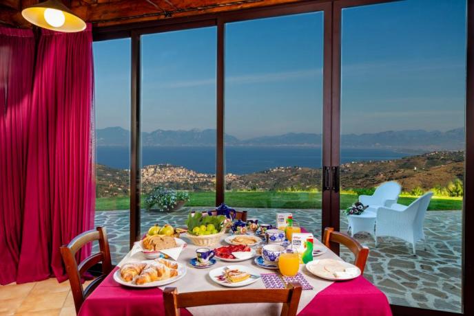 Sala colazioni B&B Laureana-Cilento con vetrata panoramica giardino