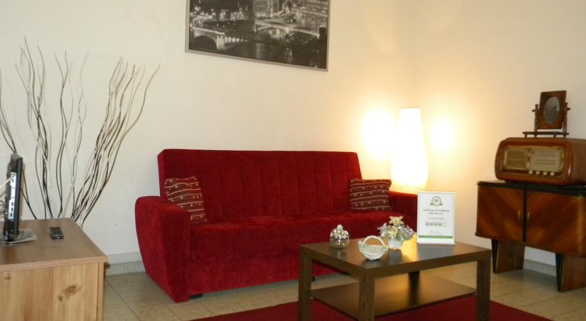 Salotto con Divano Televisione ed Internet Gratis