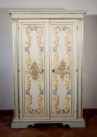 Armadio antico decorato