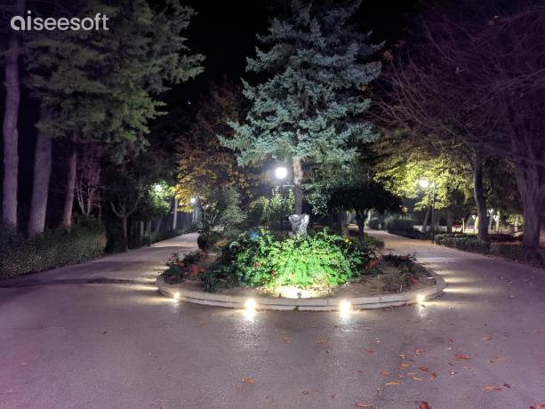 Piazza illuminata vicino Pineto