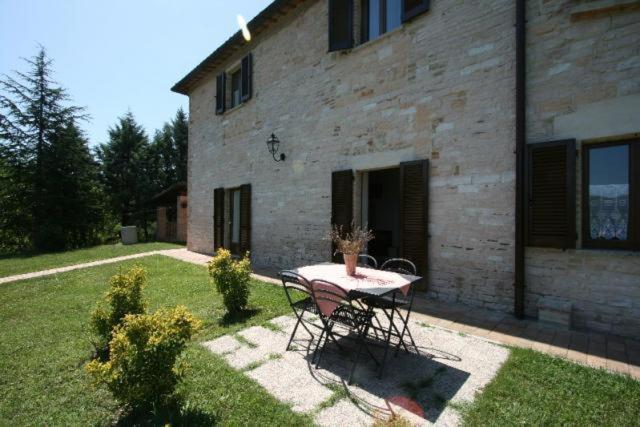 Appartamenti Acqualagna ampi spazi verdi e piscina