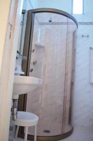 Appartamento con bagno e box doccia a Cattolica