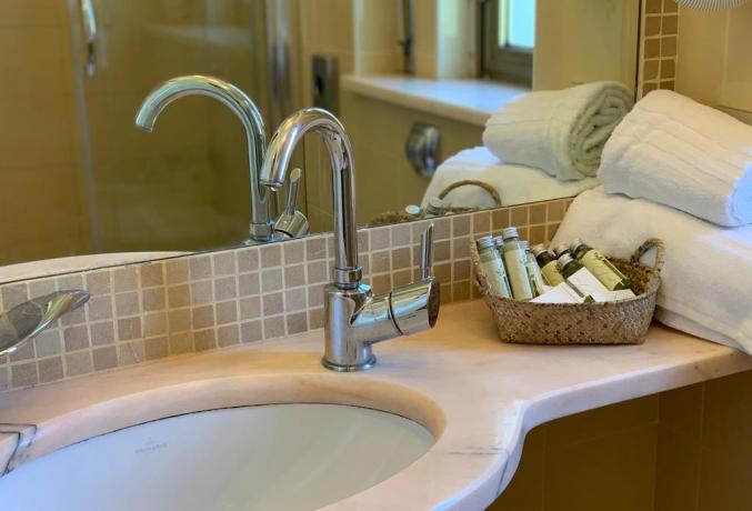 Camere con bagno privato e set cortesia Imperia