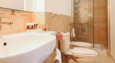 Elegante bagno con doccia