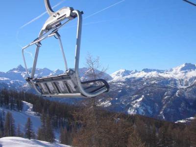 Skilift e strutture moderne a San Sicario