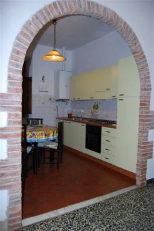 Zona pranzo separata con cucina attrezzata