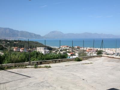 Famiglie in vacanza vista mare