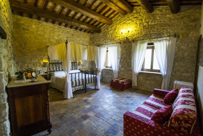 Suite Cassiopea Letto a Baldacchino Agriturismo Abbateggio Abruzzo 