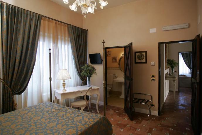 Camera quadrupla stile elegante con bagno