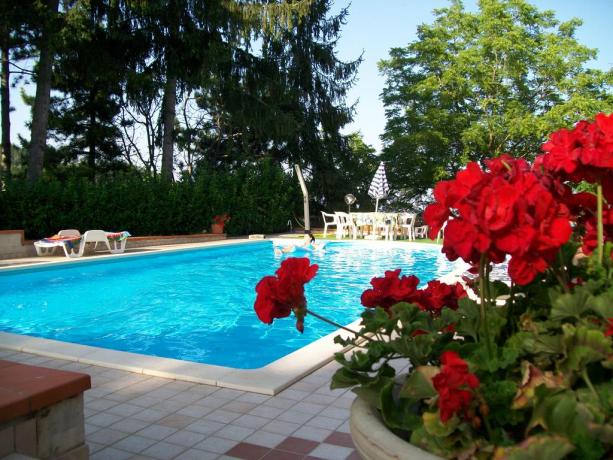 Villa a Montefalcone Marche con Piscina e Solarium	 