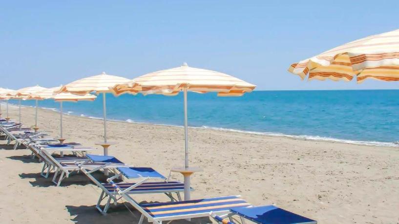 Spiaggia con sabbia fine ombrellone prima fila