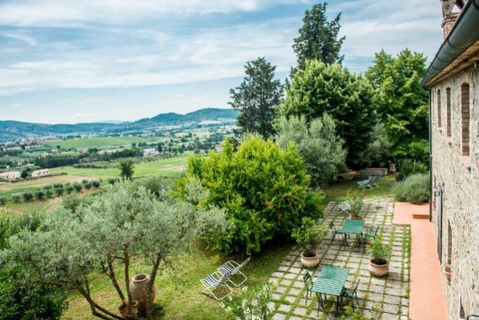 Giardino attrezzato per mangiare all'aperto