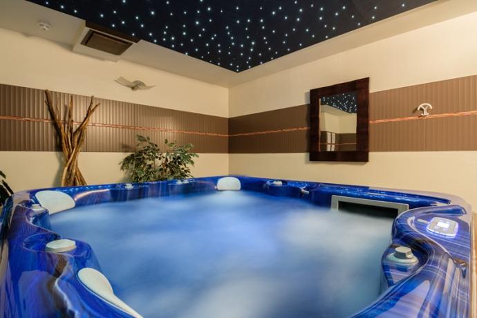Vasca idromassaggio nel centro benessere dell'hotel