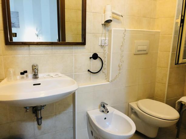 Bagno in Camera A Minturno con Doccia-e-Vasca