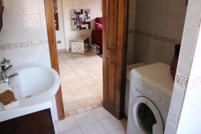 bagno con vasca e lavatrice