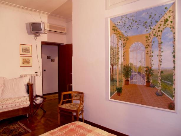Camera arredata con dipinto B&B a Roma
