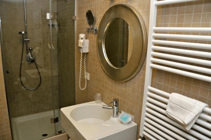 Bagno camera con box doccia Hotel a Fondi 