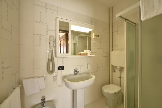 Servizi-privati-con-doccia-asciugacapelli-Hotel-3-stelle-Imperia