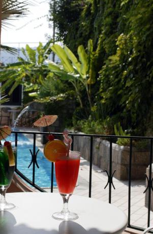 Cocktail a bordo piscina albergo Ischia porto