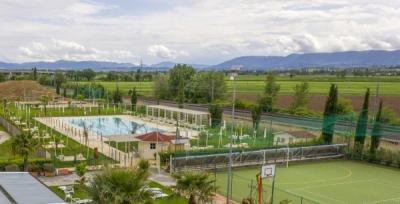 Centro benessere con campo da calcetto e piscina 