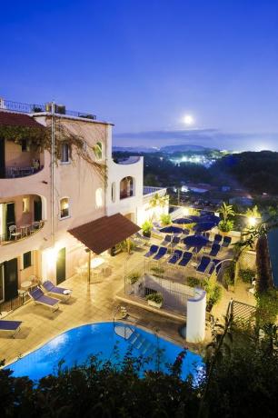 Albergo**** con Piscina a Ischia porto