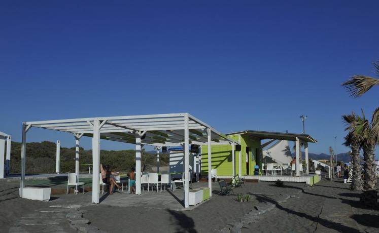 Spiaggia con accesso libero 50metri resort Baia Domizia