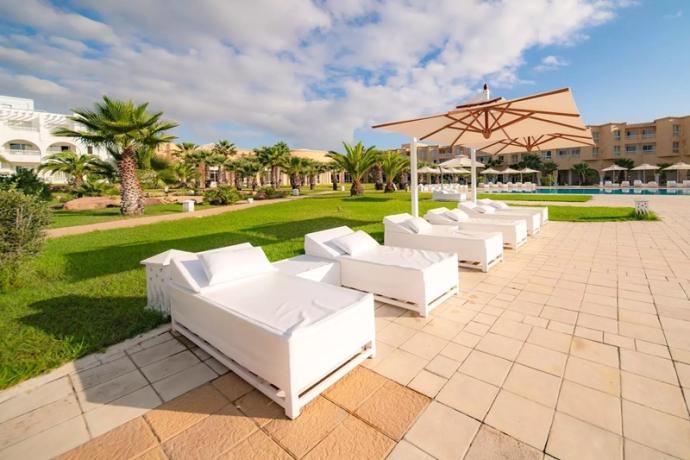 Piscina con solarium attrezzato Villaggio Tunisia