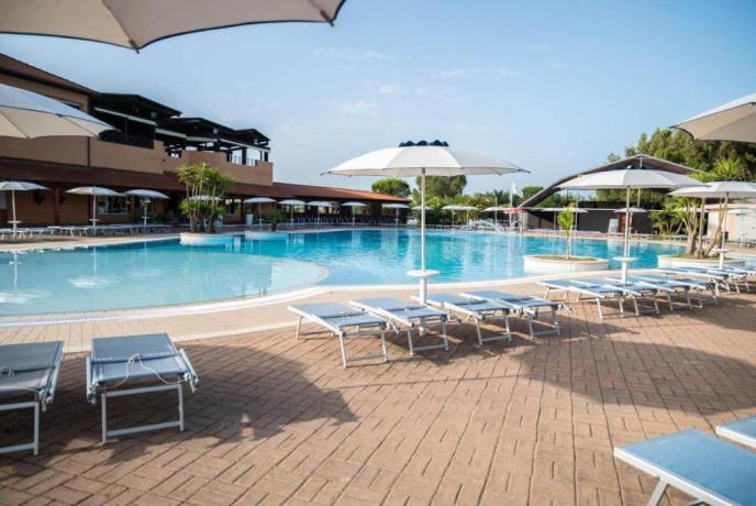 Piscina attrezzata con ombrelloni e lettini 