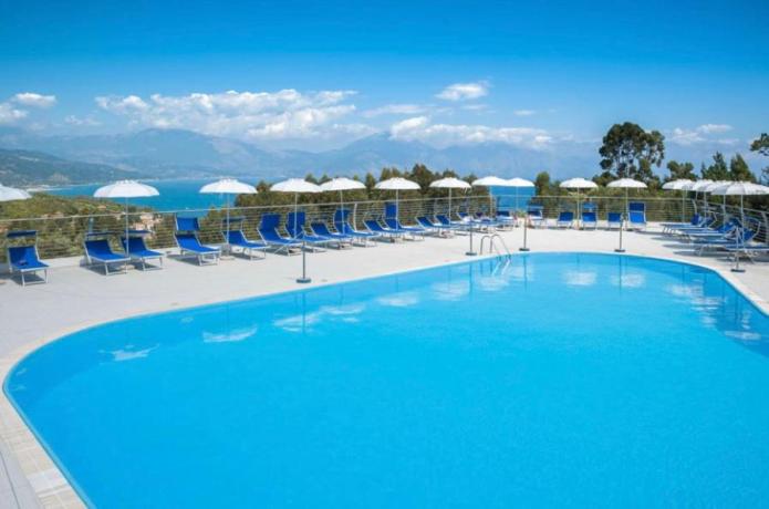 Piscina con solarium- bar hotel 4 stelle Scario 