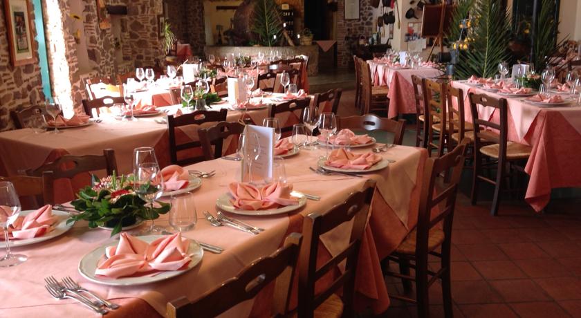 Rustica sala ristorazione dell'agriturismo 