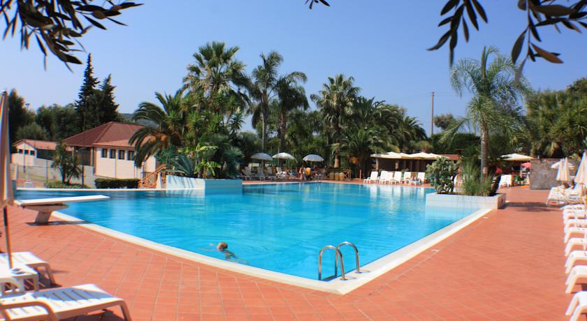 Villaggio vicino al centro di Palinuro con Piscina