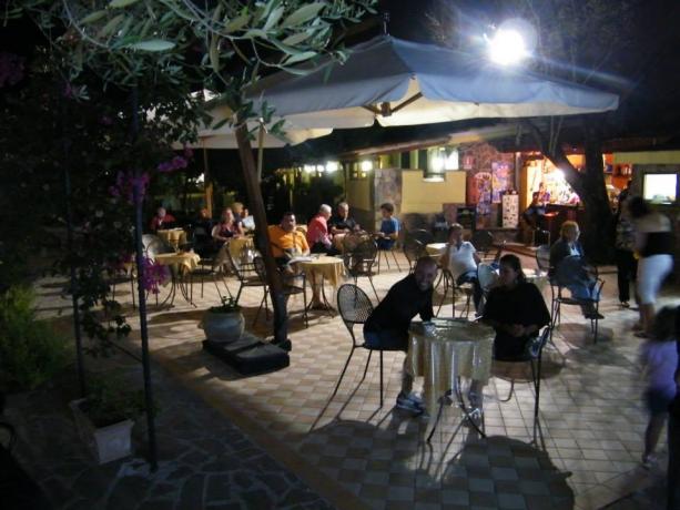 Villaggio a Palinuro, serata all'aperto 