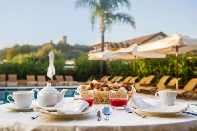 Colazione bordo piscina hotel Cilento Ascea