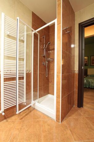 Bagno camera con ampio box doccia
