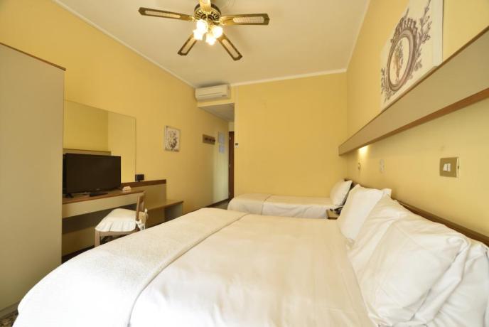 Ampia camera Tripla Hotel-3-stelle-San-Bartolomeo-a-mare-Liguria