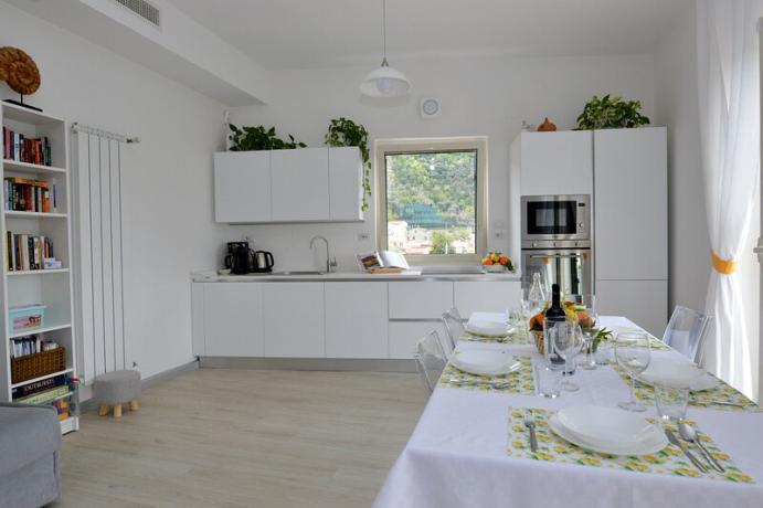 Living Cucina con Balconi e Finestra