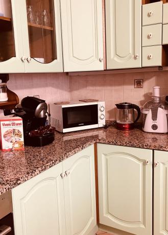 Kitchen with: Microwave, Kettle, Juicer, Toaster