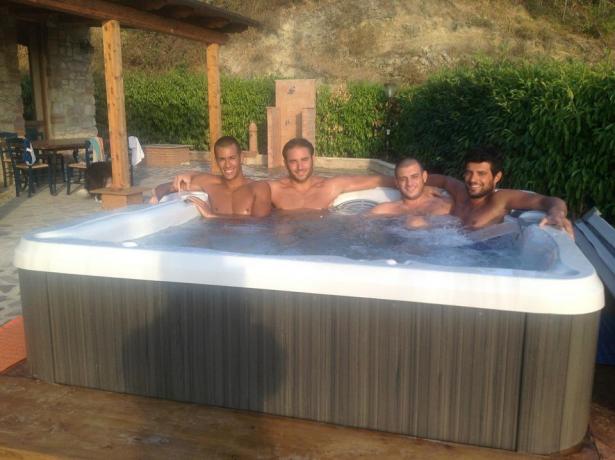 Ospiti vasca idromassaggio B&B casale San Terenziano