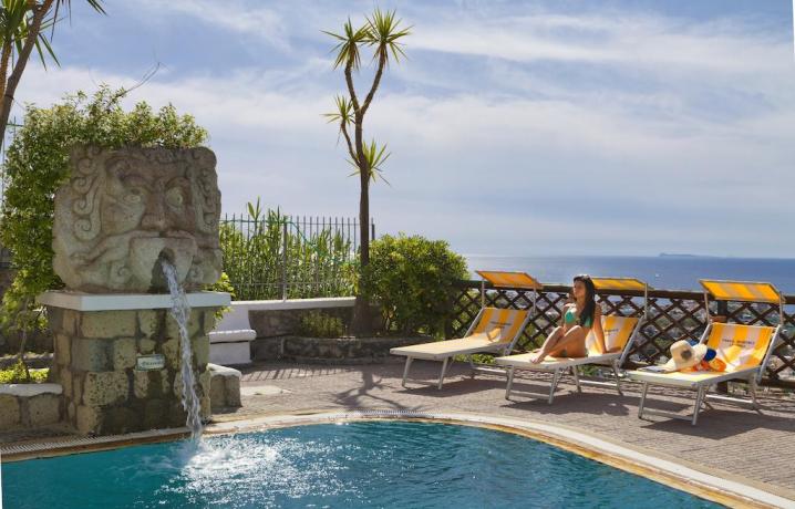 Piscina Idromassaggio esterna e zona relax Hotel Ischia 