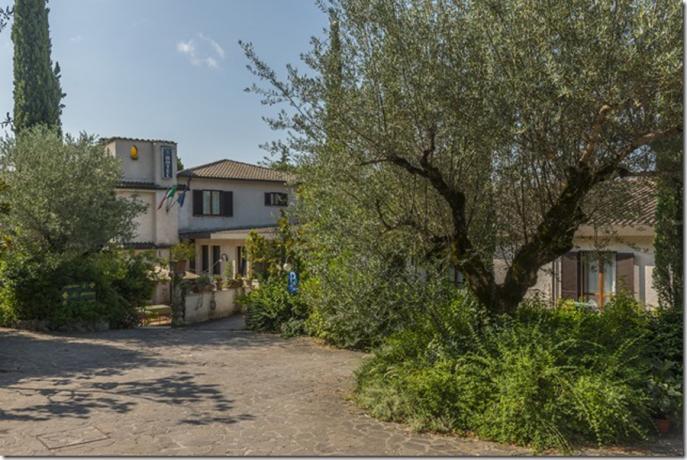Ingresso Hotel 3 Stelle a Magione con Parcheggio